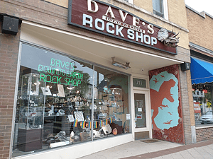 Outside of Dave's Rock Shop in the daylight