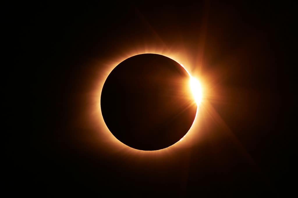 a picture of a solar eclipse during totality, with an annulus visible around the moon